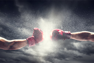 ボクシングの試合で拳が交叉しているイメージ